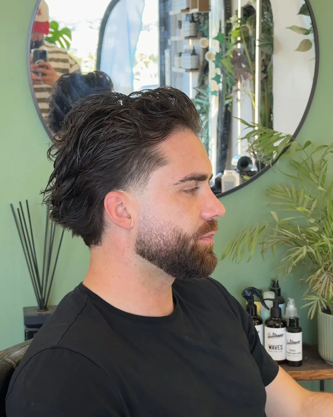 Longueur travaillée sur le dessus, balayée en arrière, barbe pleine