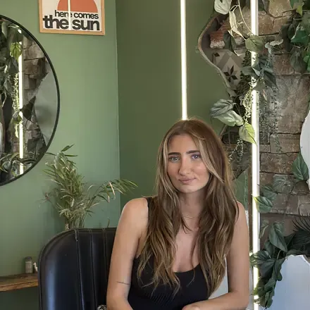 Maëlle, longs cheveux balayés, dans le salon