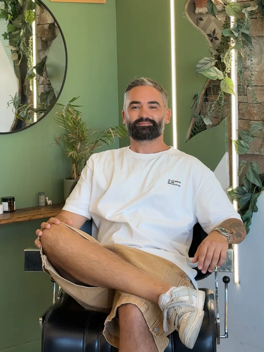 Kevin, barbier et patron de The Hairdresser, dans le fauteuil du salon