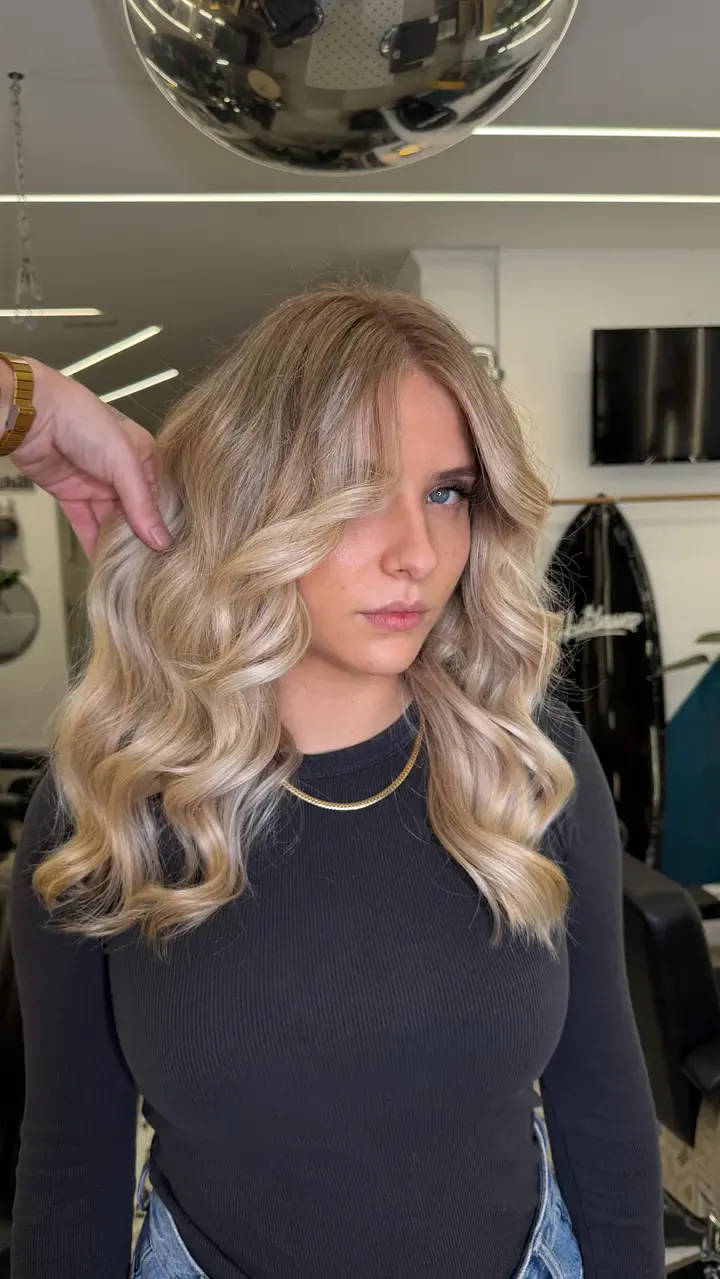 Balayage Vanilla Blond très clair, coiffage wavy