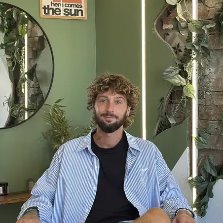 Mister Blanc, coloriste du salon, dans le fauteuil