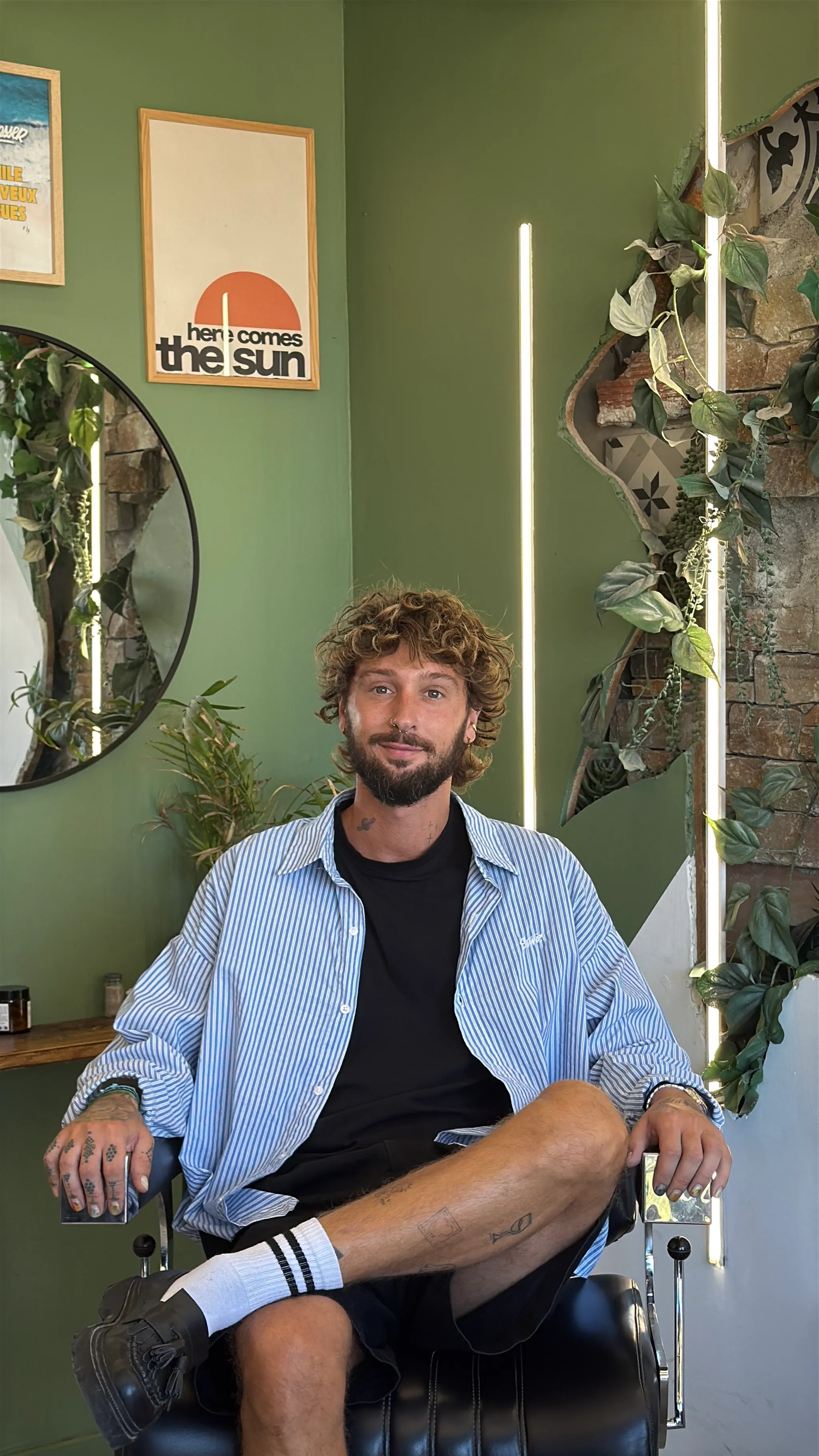 Mister Blanc, coloriste, dans le fauteuil du salon