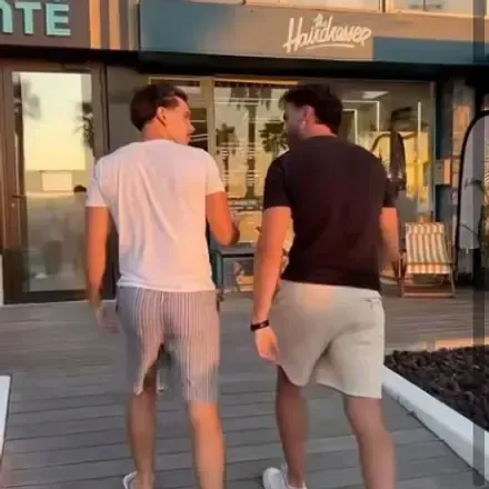 Deux clients arrivant devant le salon au coucher du soleil