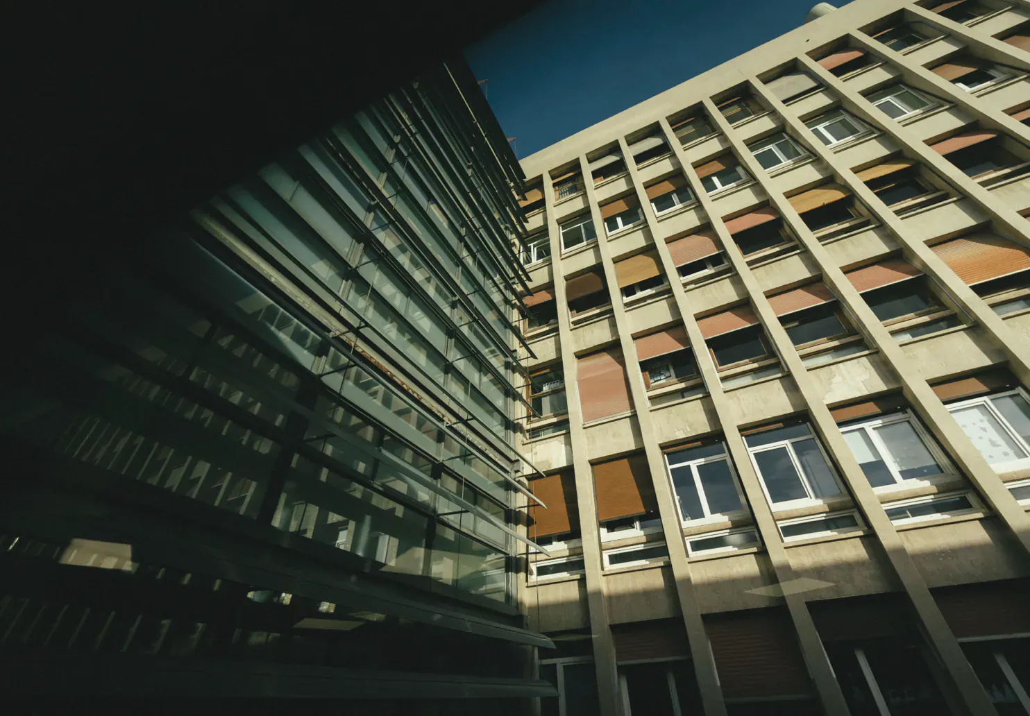 Façade d’un immeuble de bureaux moderne, symbole de l’image institutionnelle d’une entreprise