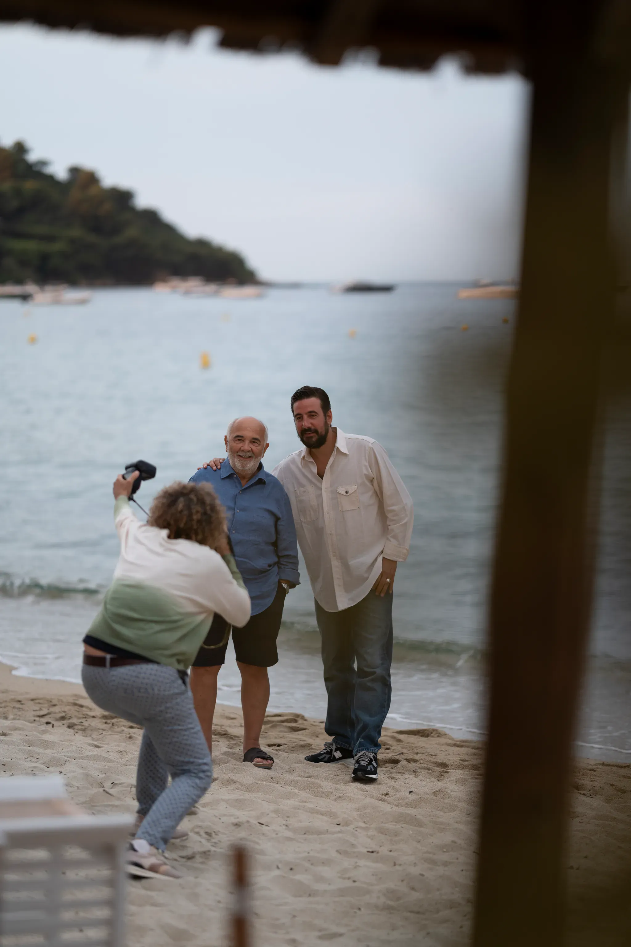 Photographe en plein shooting sur une plage, le volet photo de notre boîte de production