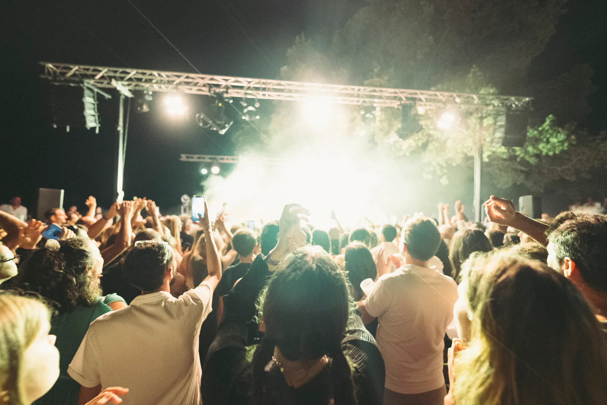 Foule filmant un concert de nuit, captation événementielle par notre agence de production sur la Côte d'Azur