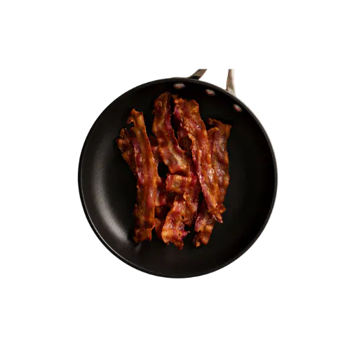 Tranches de bacon qui grillent dans une poêle, préparation d'eggs benedict maison