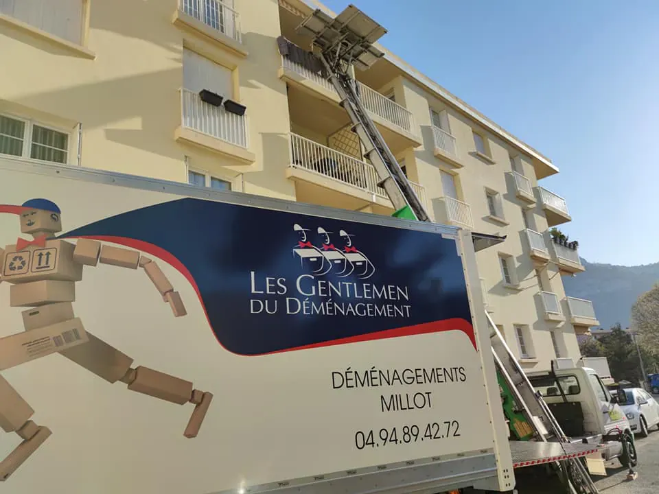 Monte-meubles professionnel Millot en action