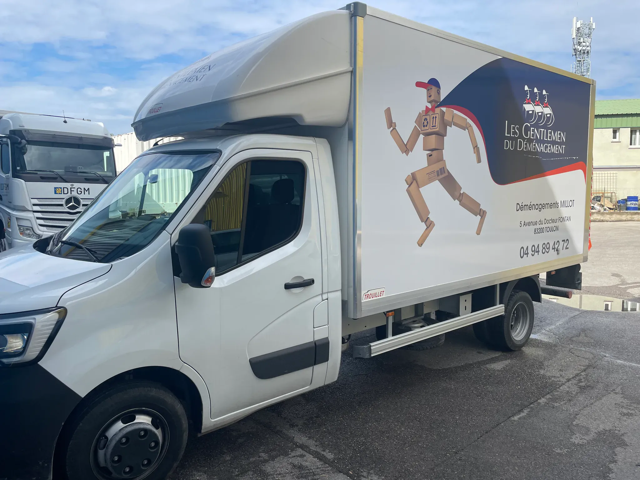 Camion Millot Déménagements stationné, prêt pour un trajet longue distance depuis la Dracénie
