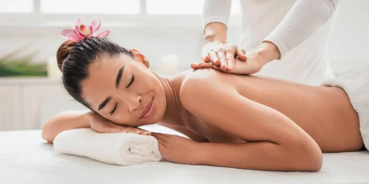 Femme détendue recevant un massage bien-être du dos à Marseille