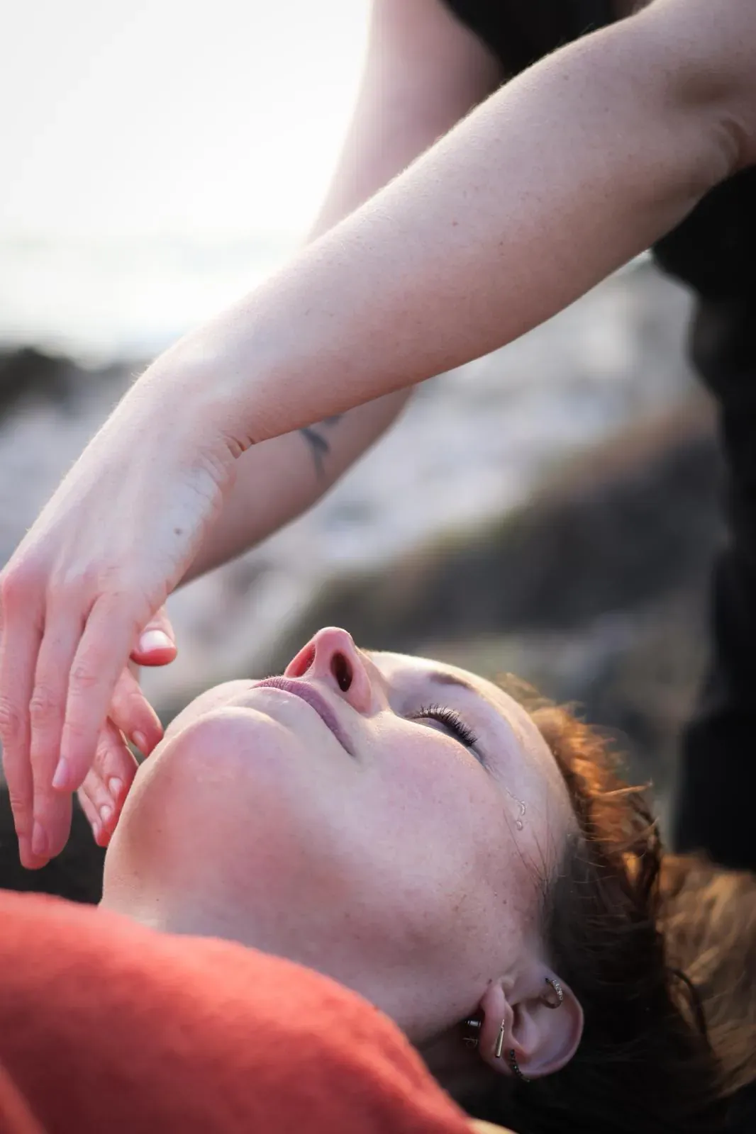 Visage apaisé après une séance de détente, tensions relâchées