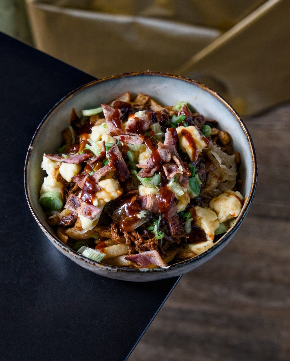 La Breizh Poutine : frites fraîches, pulled pork maison, fromage skouik skouik, bacon et sauce La Breizh Poutine : frites fraîches, pulled pork maison, fromage skouik skouik, bacon et sauce