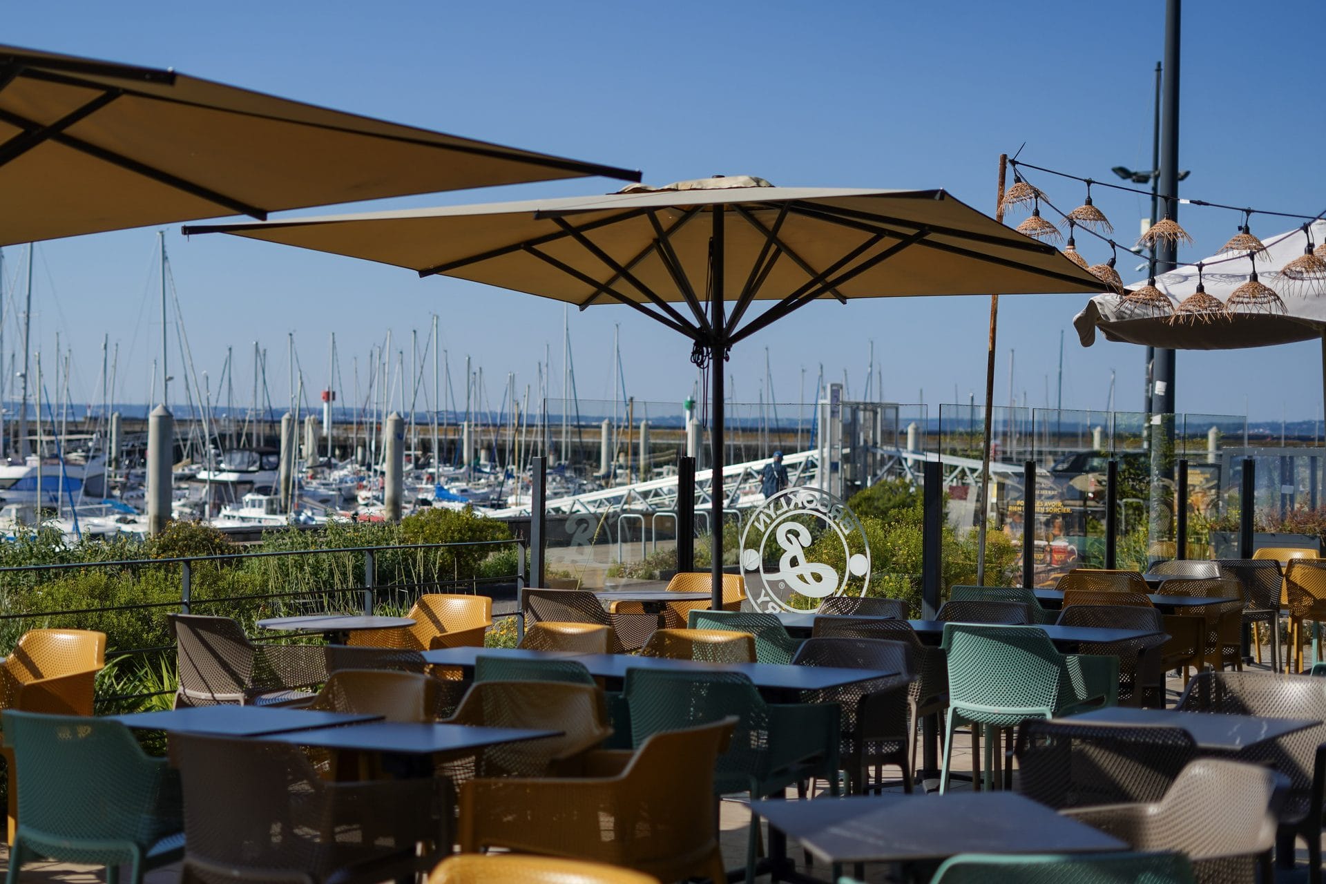 Terrasse de Marcelle et Morris face au port de Brest, idéale pour les groupes