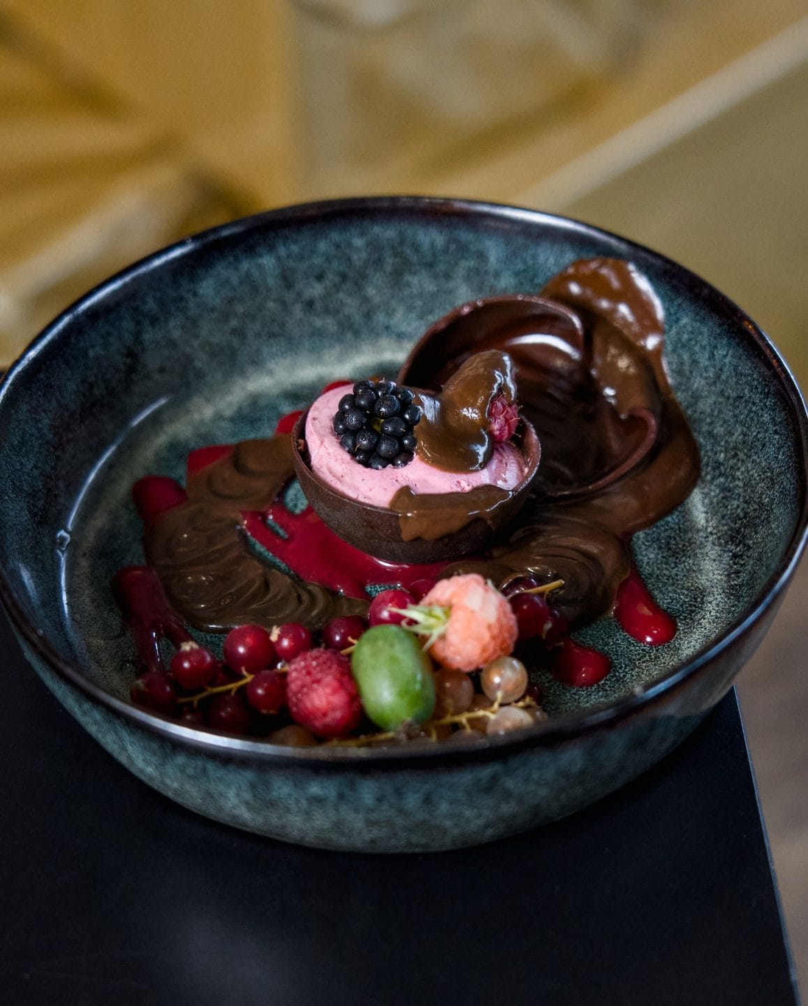 Dessert maison gourmand, chocolat et fruits rouges frais