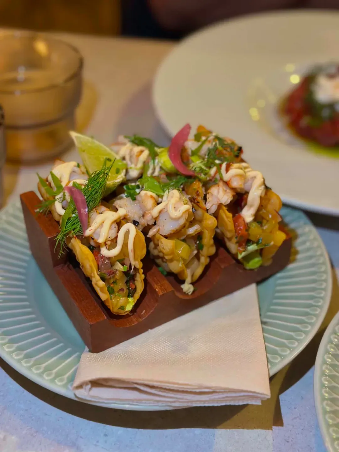 Tacos de gambas, salade romaine, mangue, oignons rouges, mayo harissa