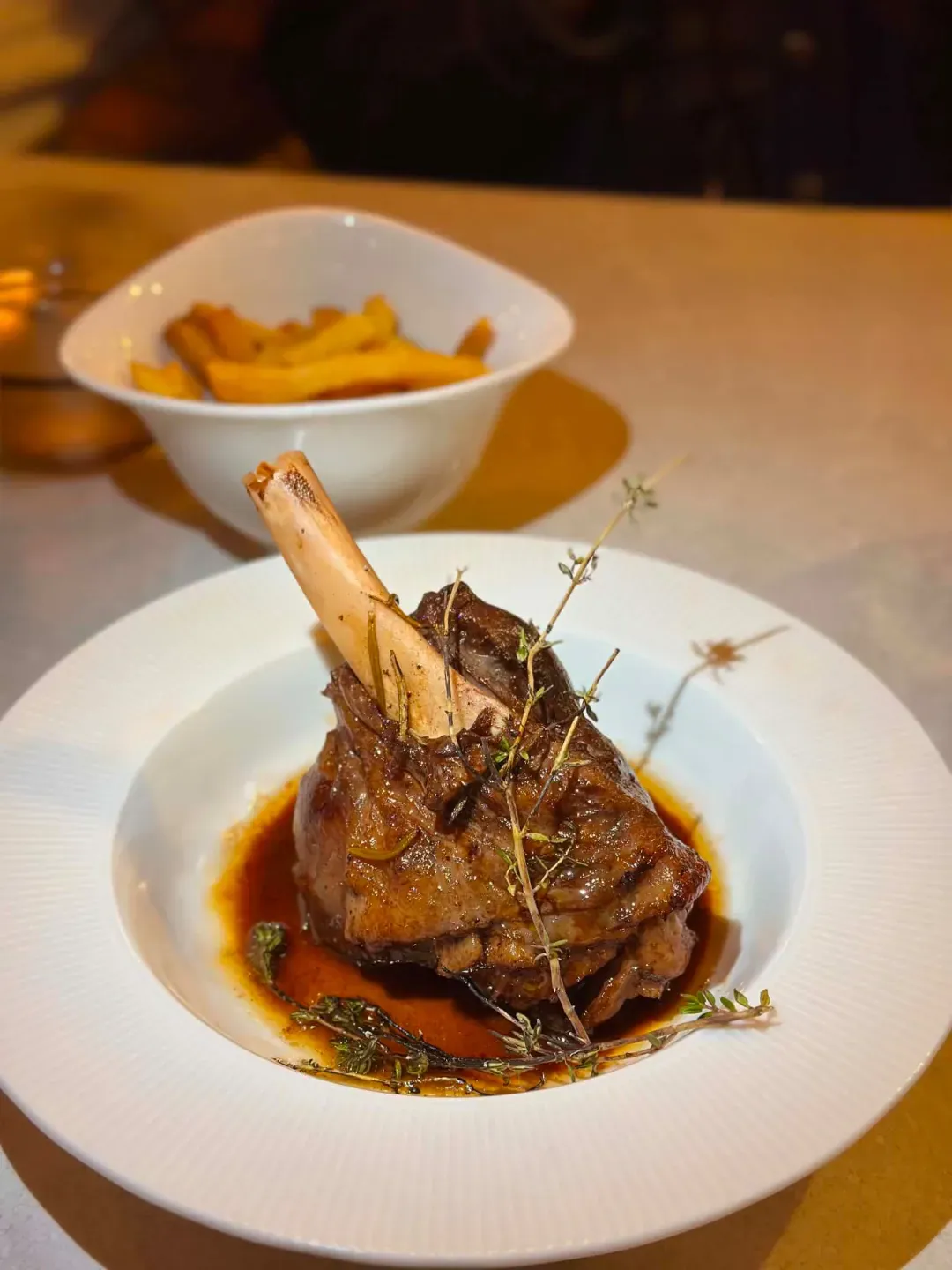 Souris d'agneau confite, jus réduit au thym et frites maison