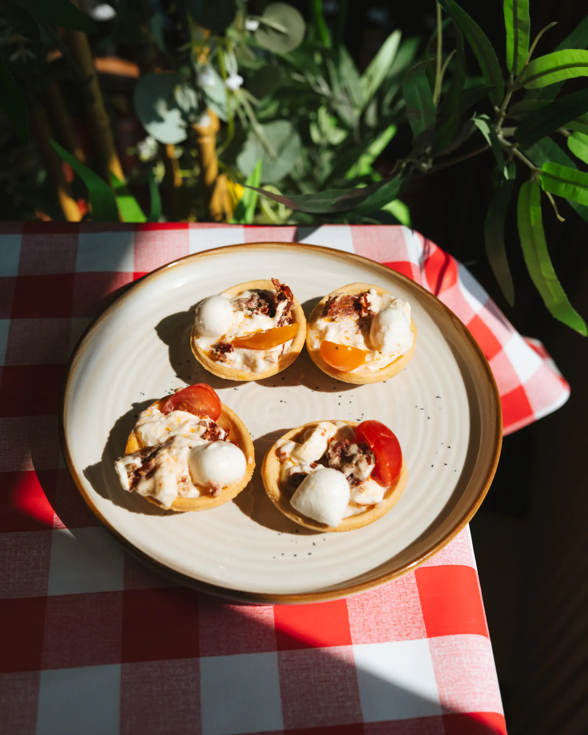 Tartelettes salées à la mozzarella, tomate et jambon cru, idées d'apéritif italien