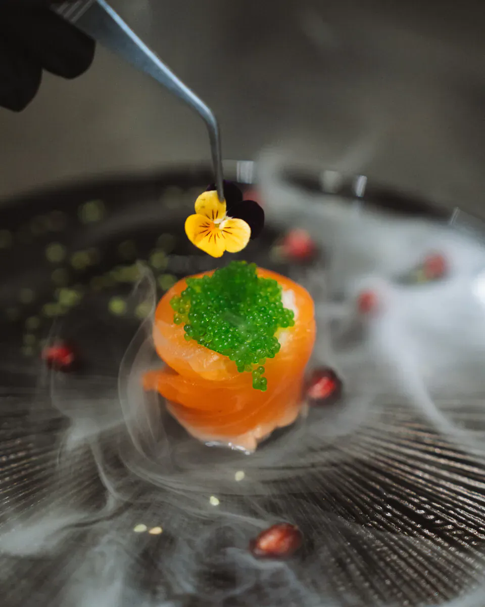 Dressage soigné d’un dessert maison, geste précis et délicat en cuisine