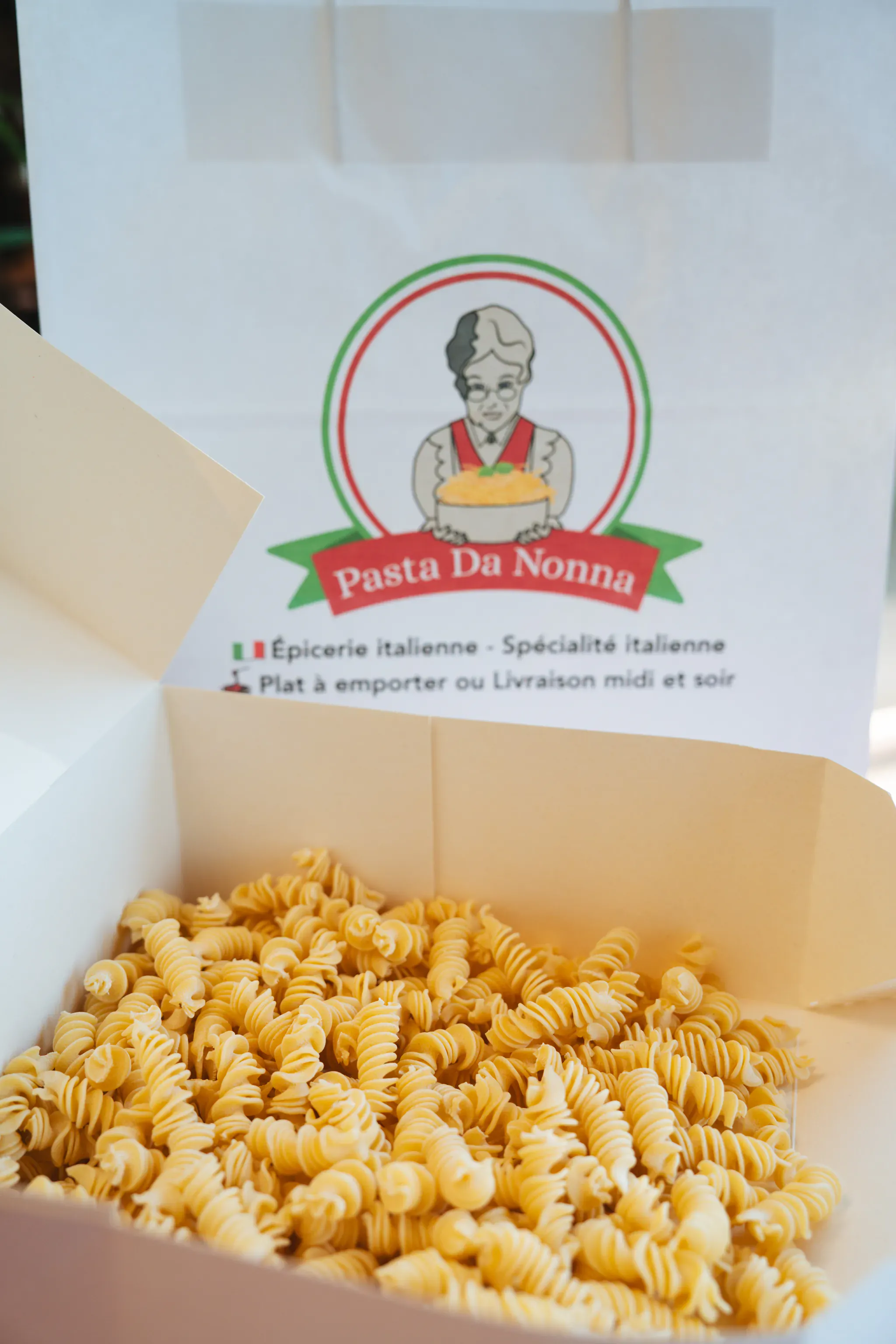 Pâtes fusilli et sac Pasta Da Nonna, épicerie italienne artisanale