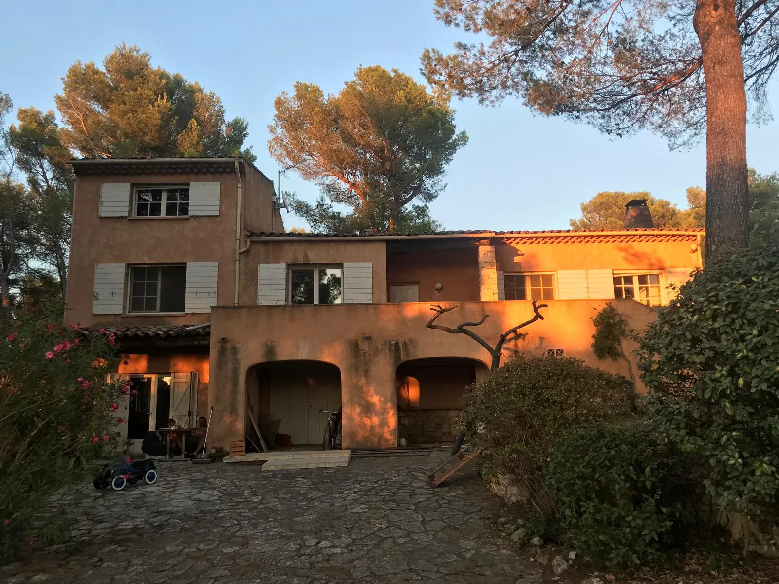 Façade d'origine de la villa de Bouc-Bel-Air, enduit ocre et toiture en tuiles, avant travaux