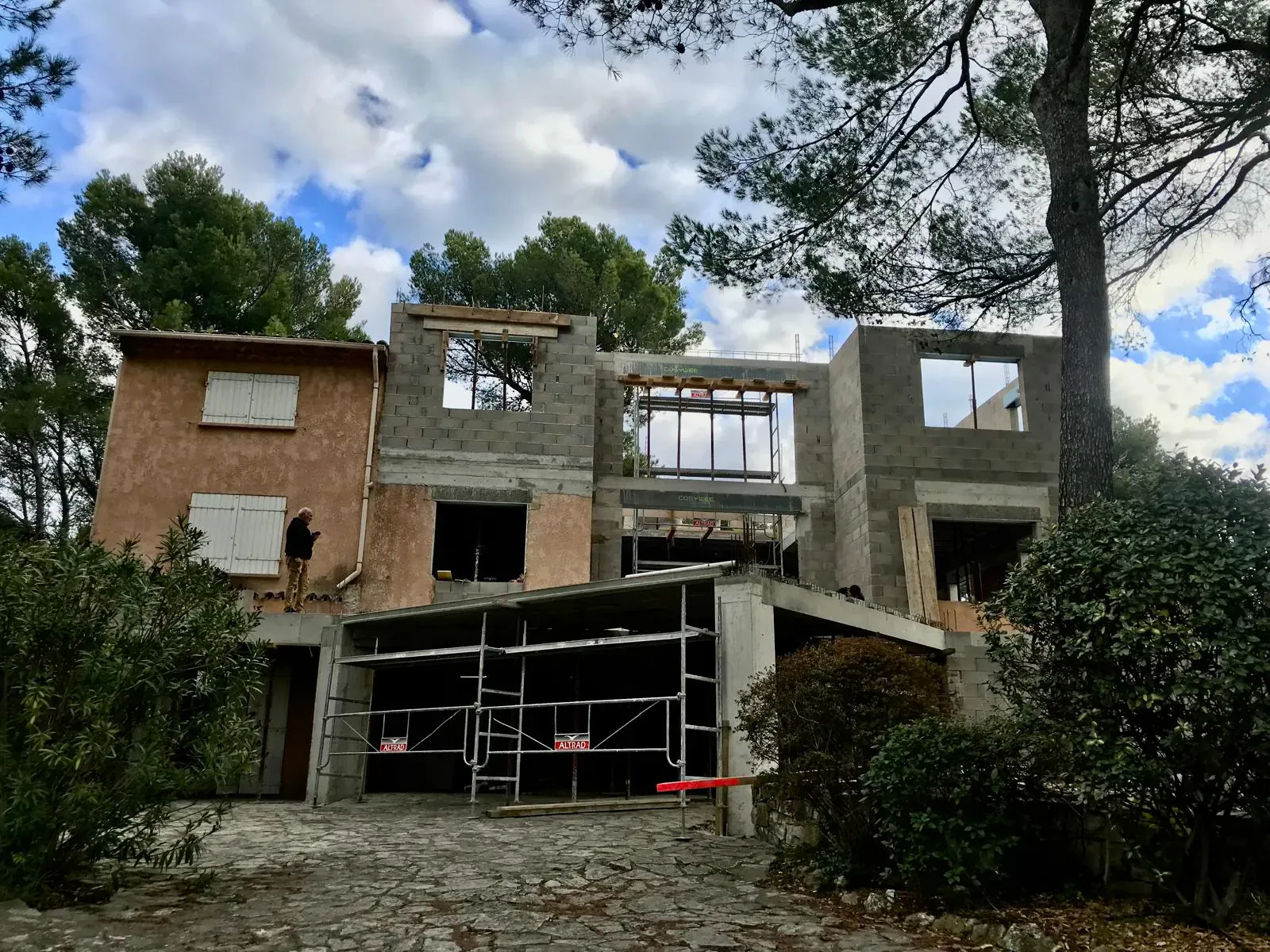 La même façade en cours de chantier : structure béton, ouvertures créées, échafaudage