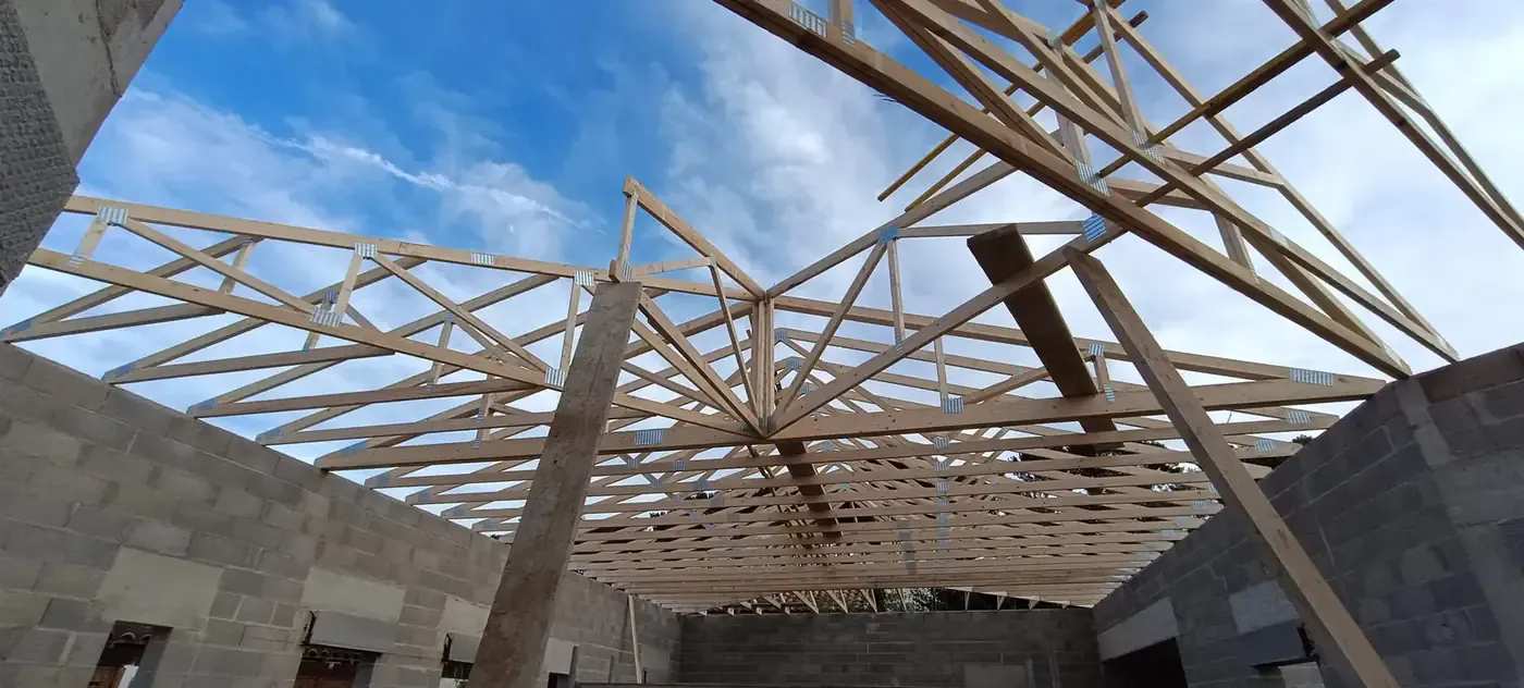 Charpente en bois en cours de pose lors de la reprise de la toiture d'une maison, priorité au clos et au couvert