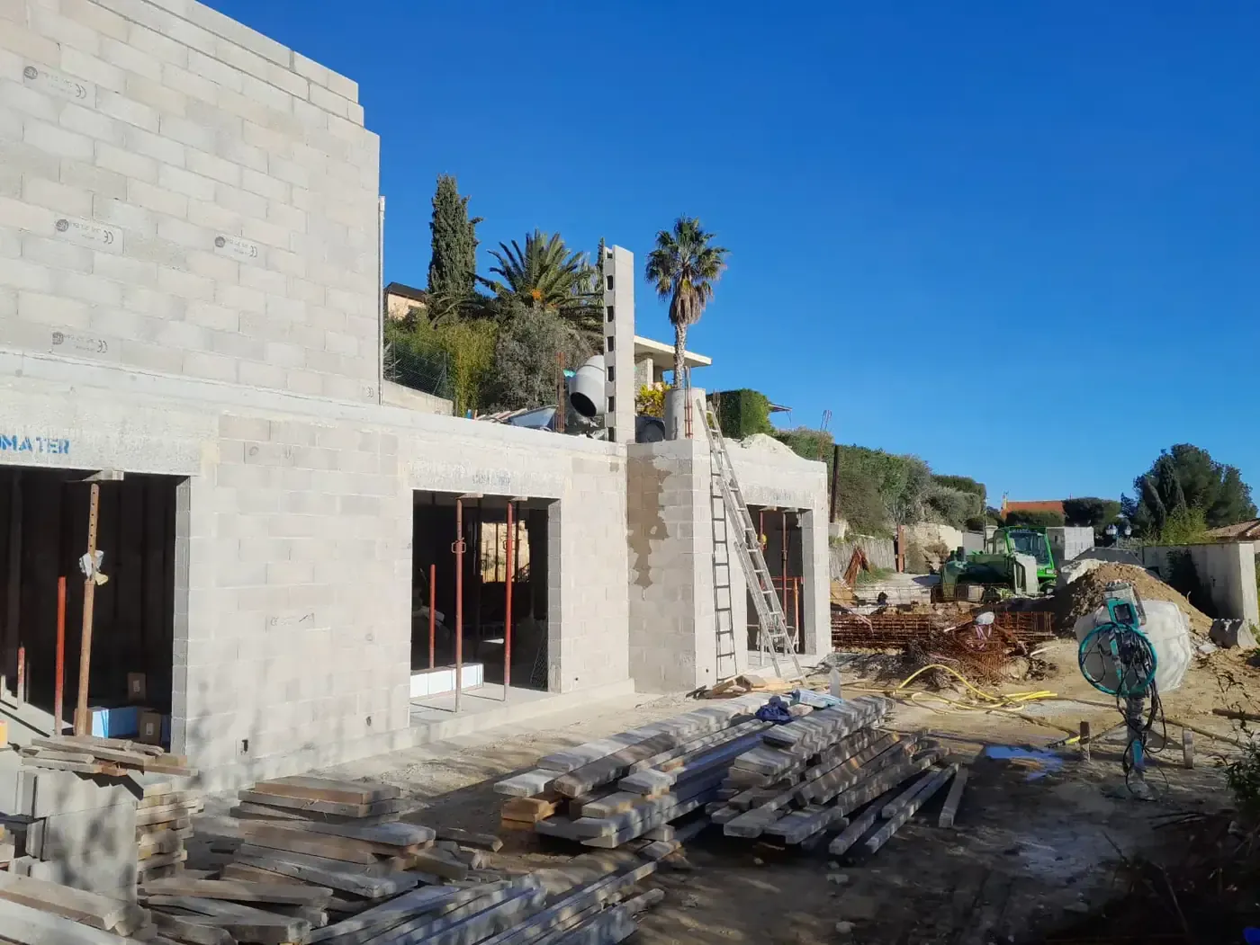 Chantier de rénovation d'une maison individuelle, murs en parpaings et matériaux