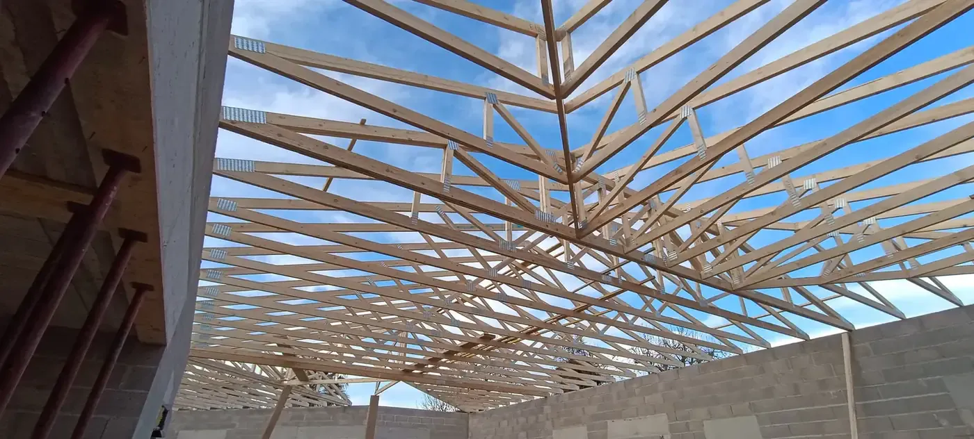 Charpente en bois d'un bâtiment en cours de construction, vue en contre-plongée