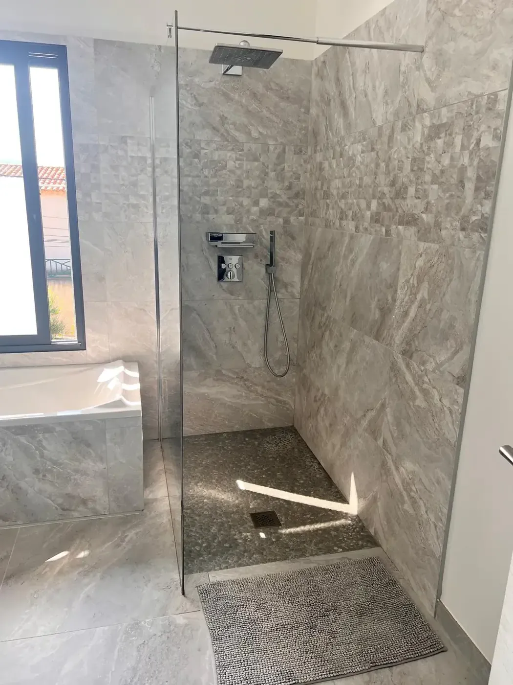 Salle de bain avec douche à l'italienne en carrelage effet marbre gris