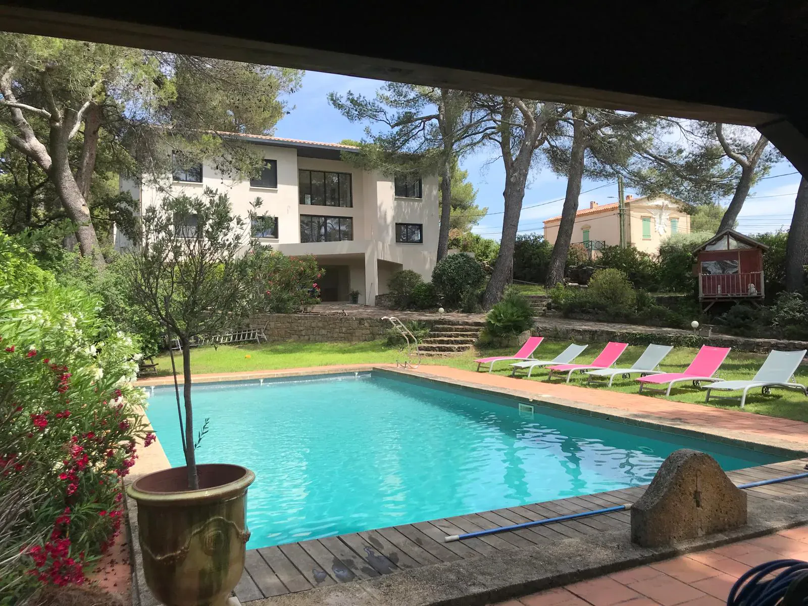 La même villa après extension de 300 m² et rénovation complète, vue depuis la piscine