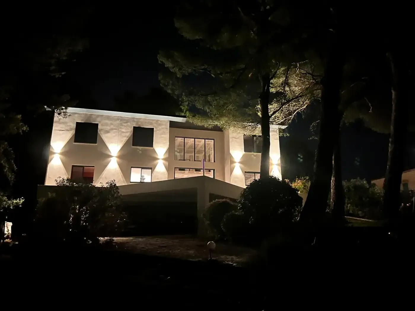 Extension livrée, de nuit — extension et rénovation à Bouc-Bel-Air (13)