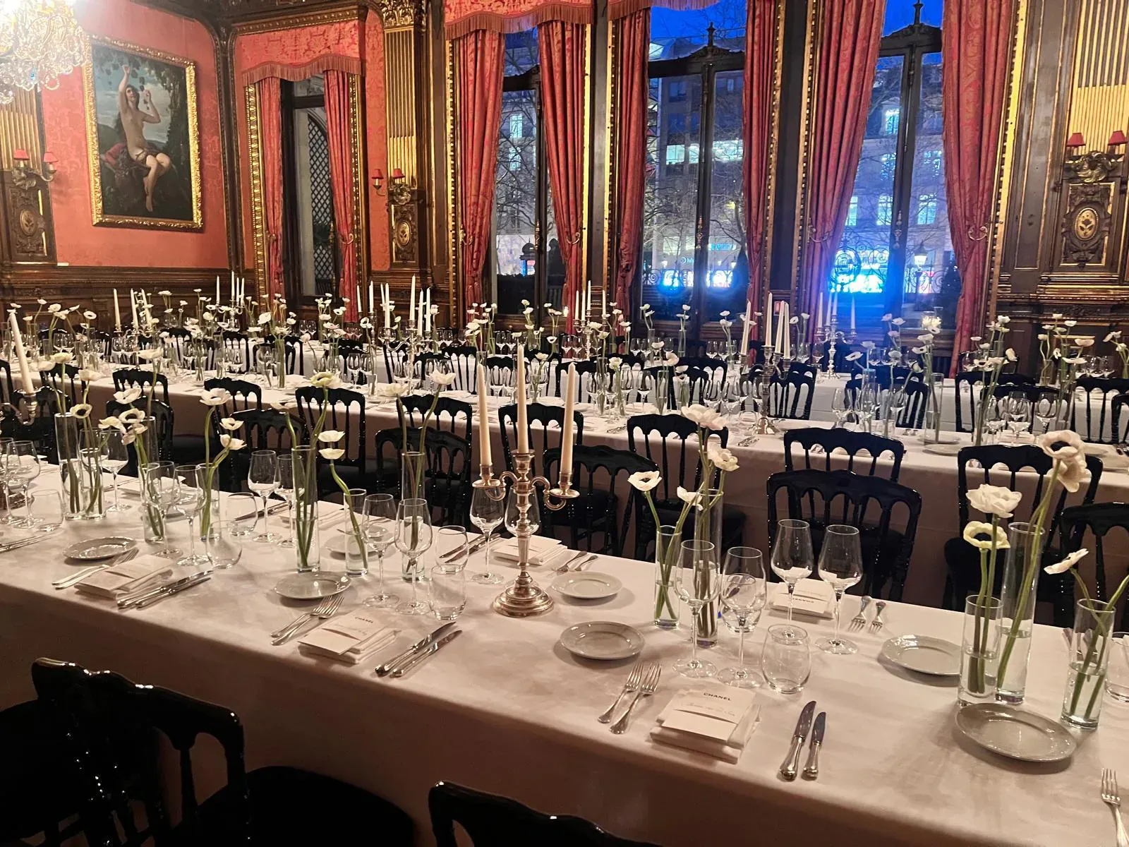 Salle de réception luxueuse dressée pour un dîner de gala d'entreprise a Paris