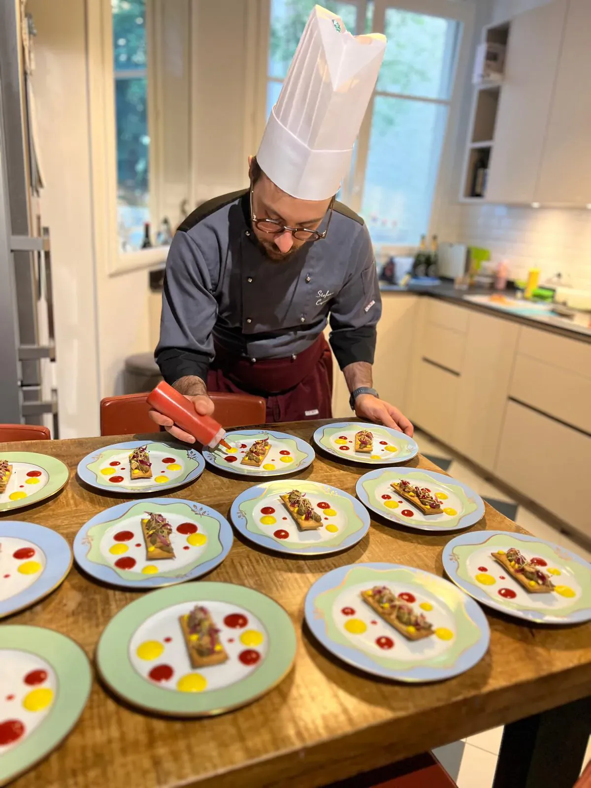 Chef traiteur dressant des assiettes gastronomiques, comme lors d’une dégustation proposée en salon du mariage