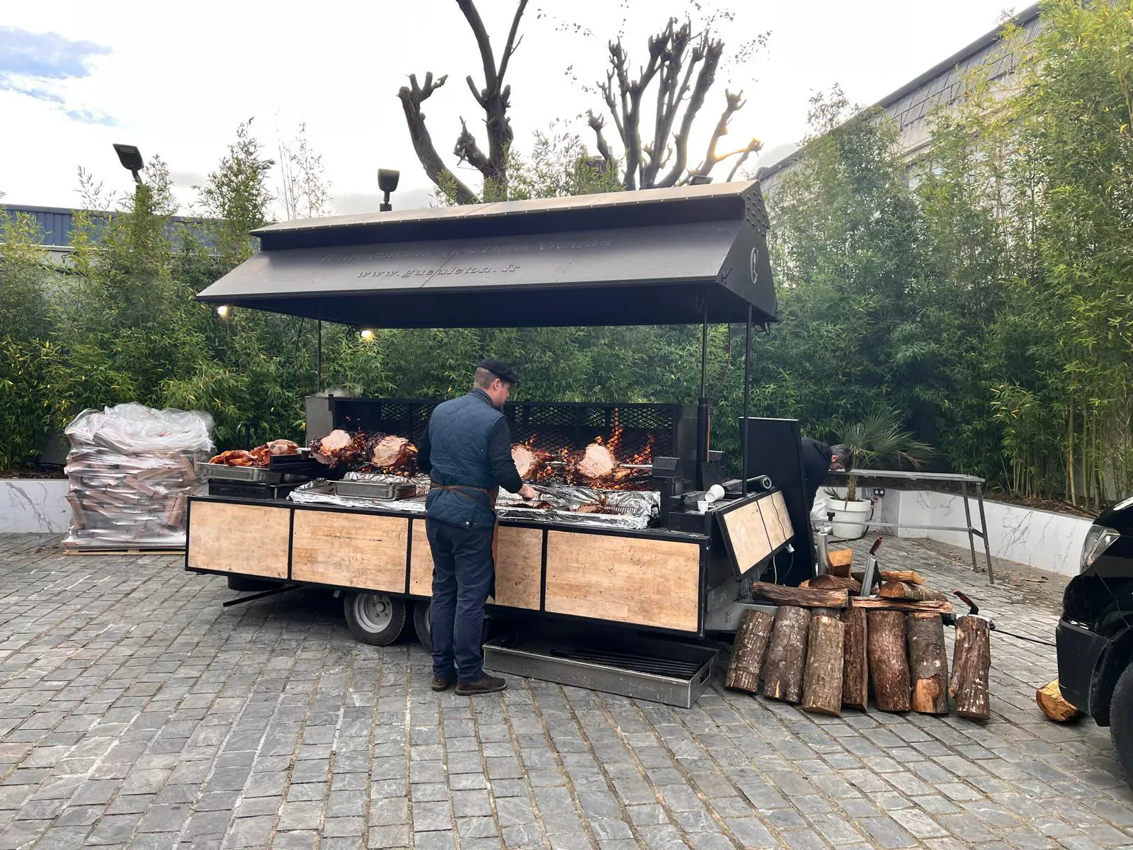 Préparation de plats chauds en grande quantité, format cuisine solidaire pour distribution