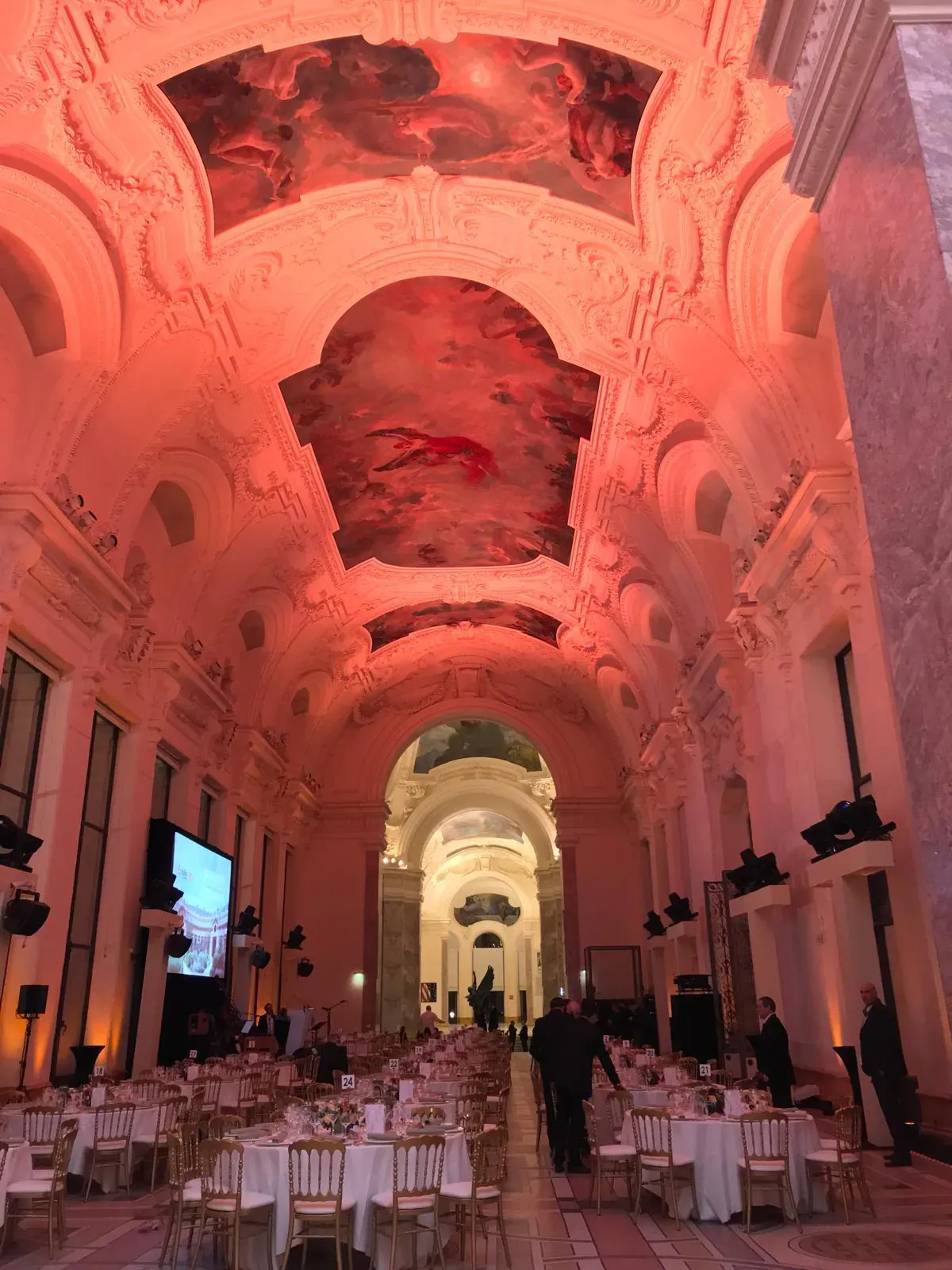 Galerie monumentale à plafond peint aménagée pour une soirée d’entreprise