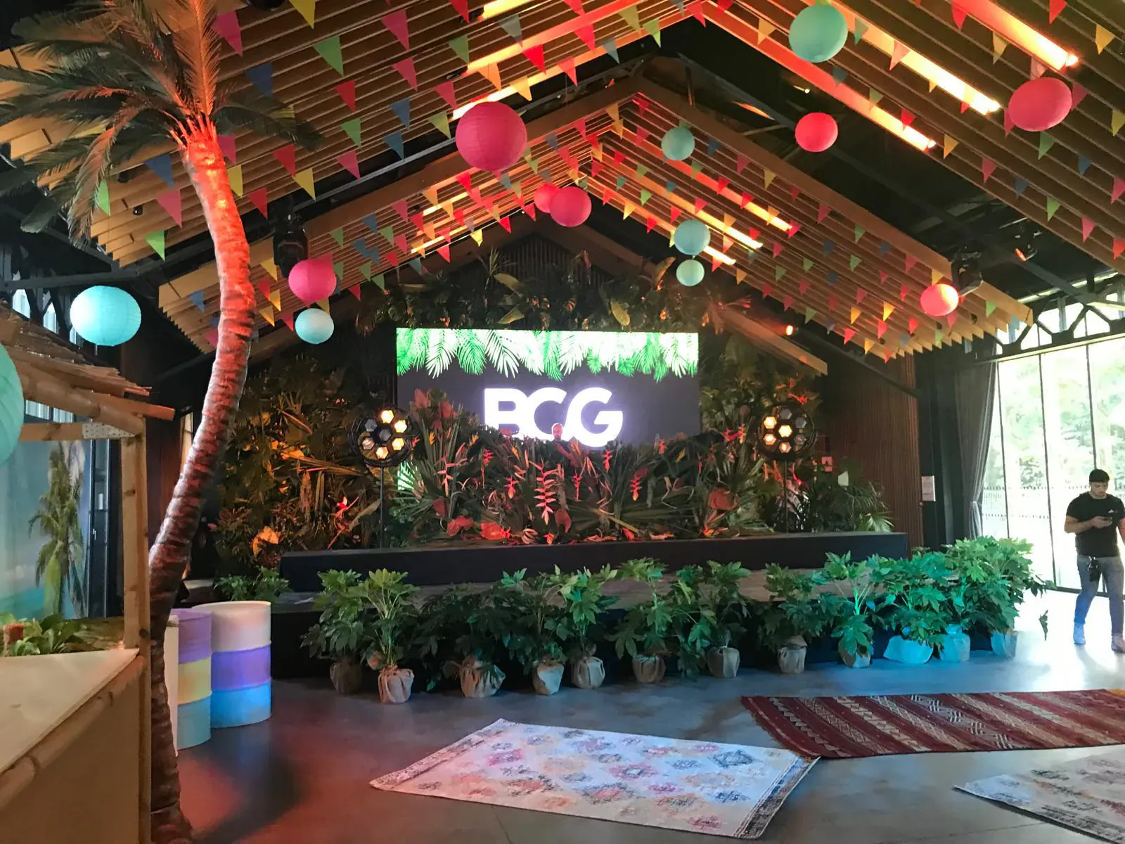 Décoration de mariage tendance 2026 avec fleurs et bougies