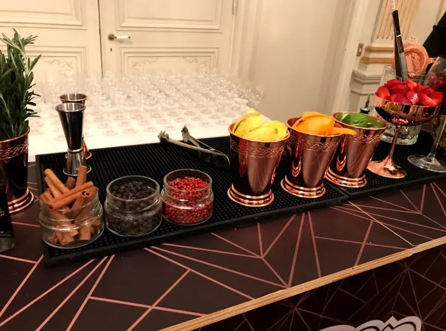Bar a cocktails soigné pour une soirée d'entreprise, illustrant la sélection du traiteur