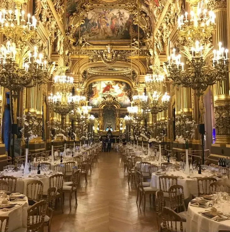 Grande salle de réception dorée pouvant accueillir un anniversaire à forte capacité
