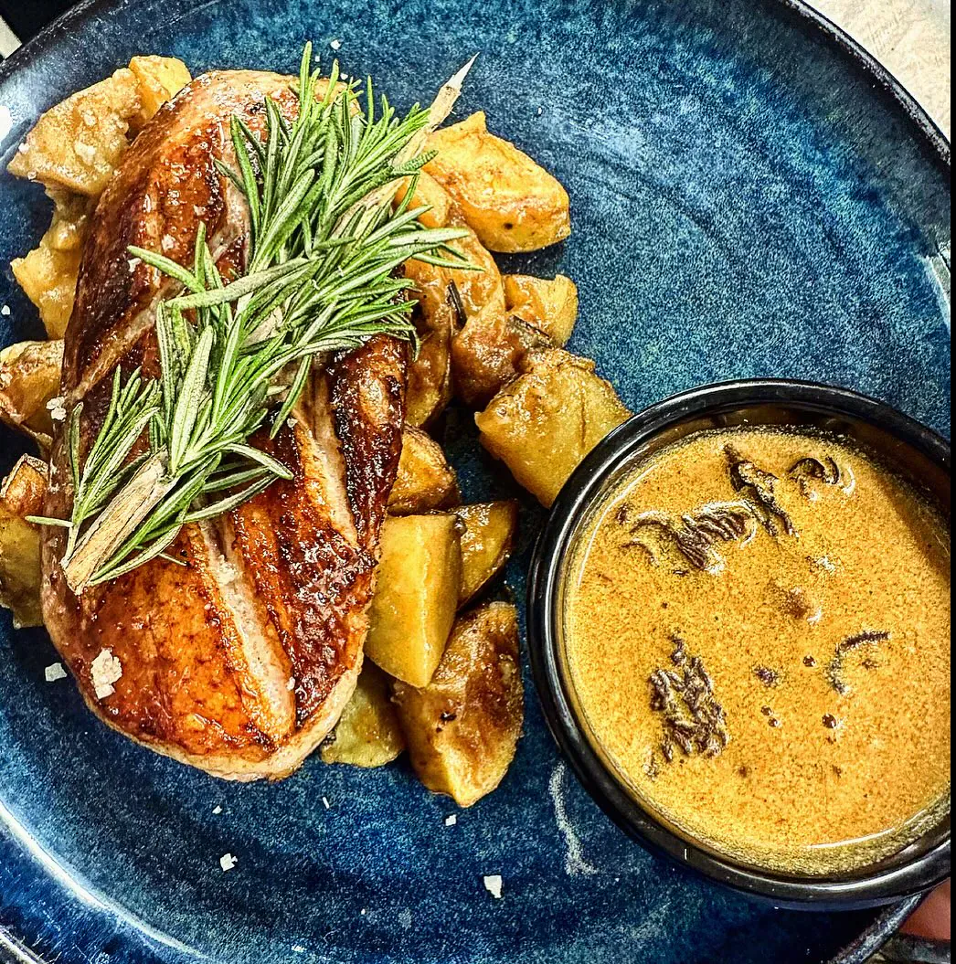 Magret de canard rôti au romarin et pommes de terre sautées, dressé à l'assiette