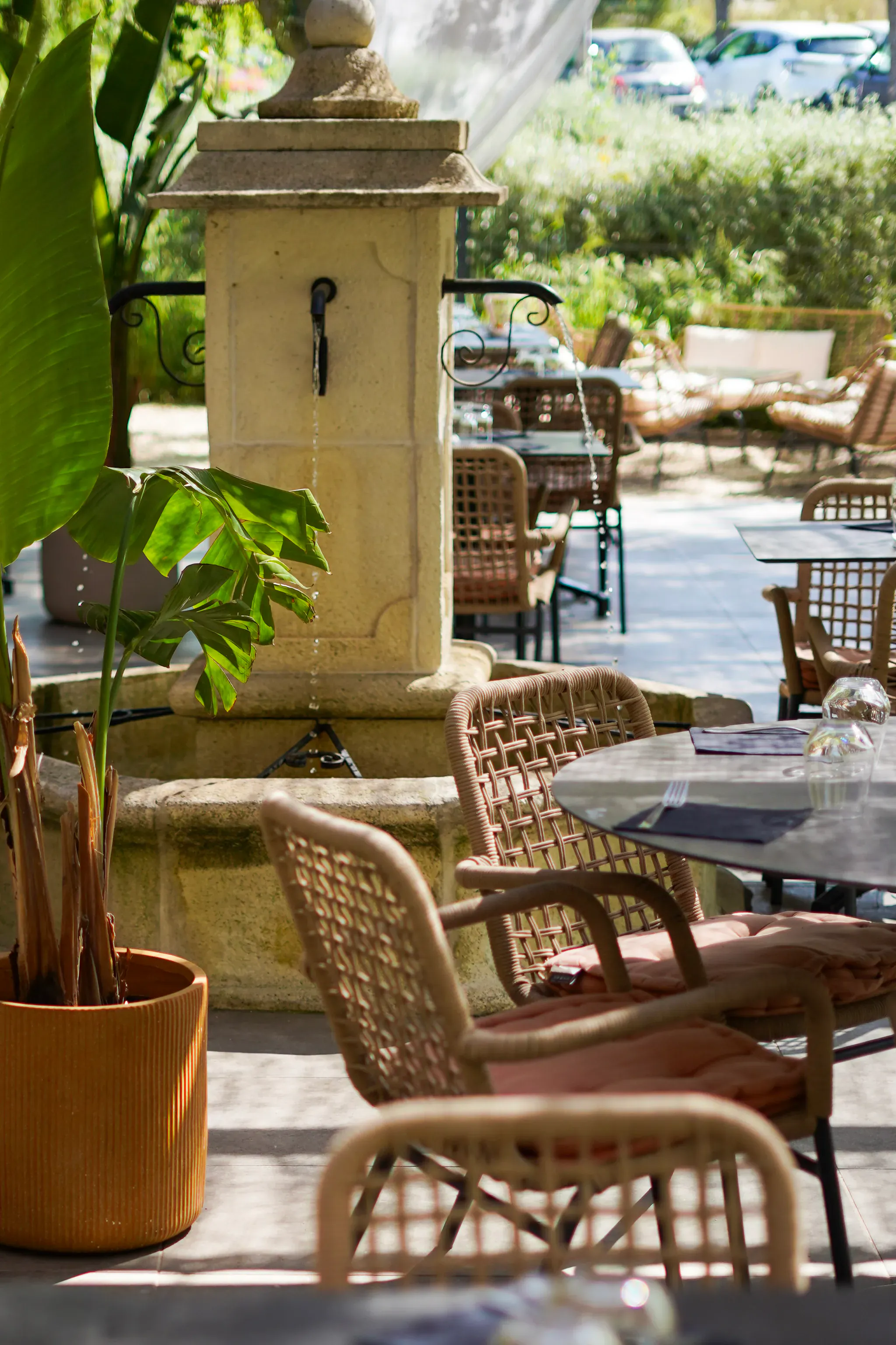 Terrasse ombragée avec fontaine en pierre, propice à un événement privé à Vitrolles