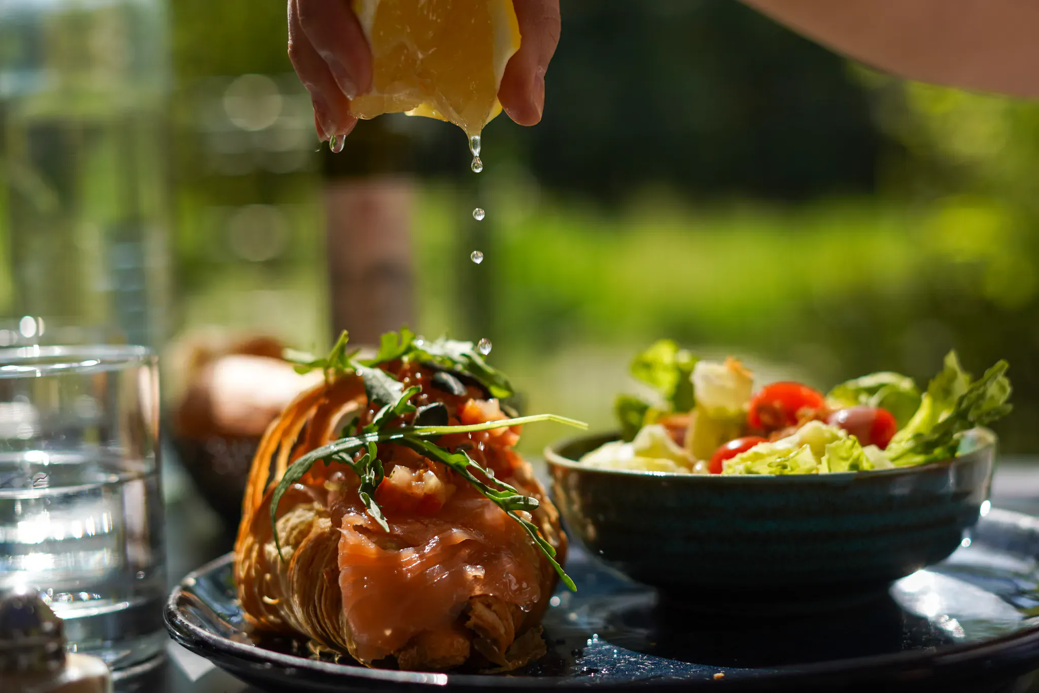 Assiette de saumon fumé et roquette, cuisine fait maison servie lors d'un déjeuner de travail