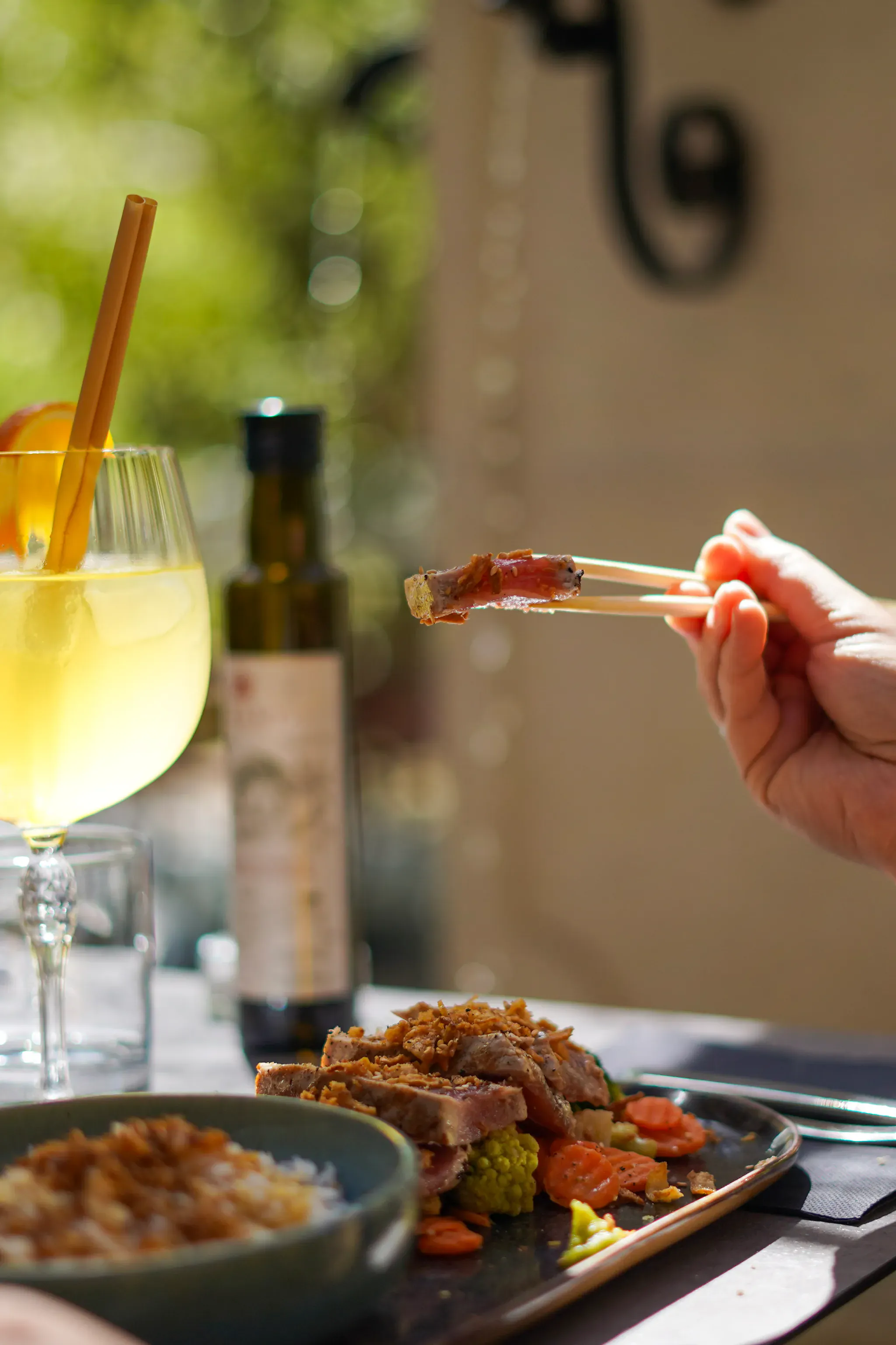 Viande grillée saisie aux baguettes en terrasse au Millésime