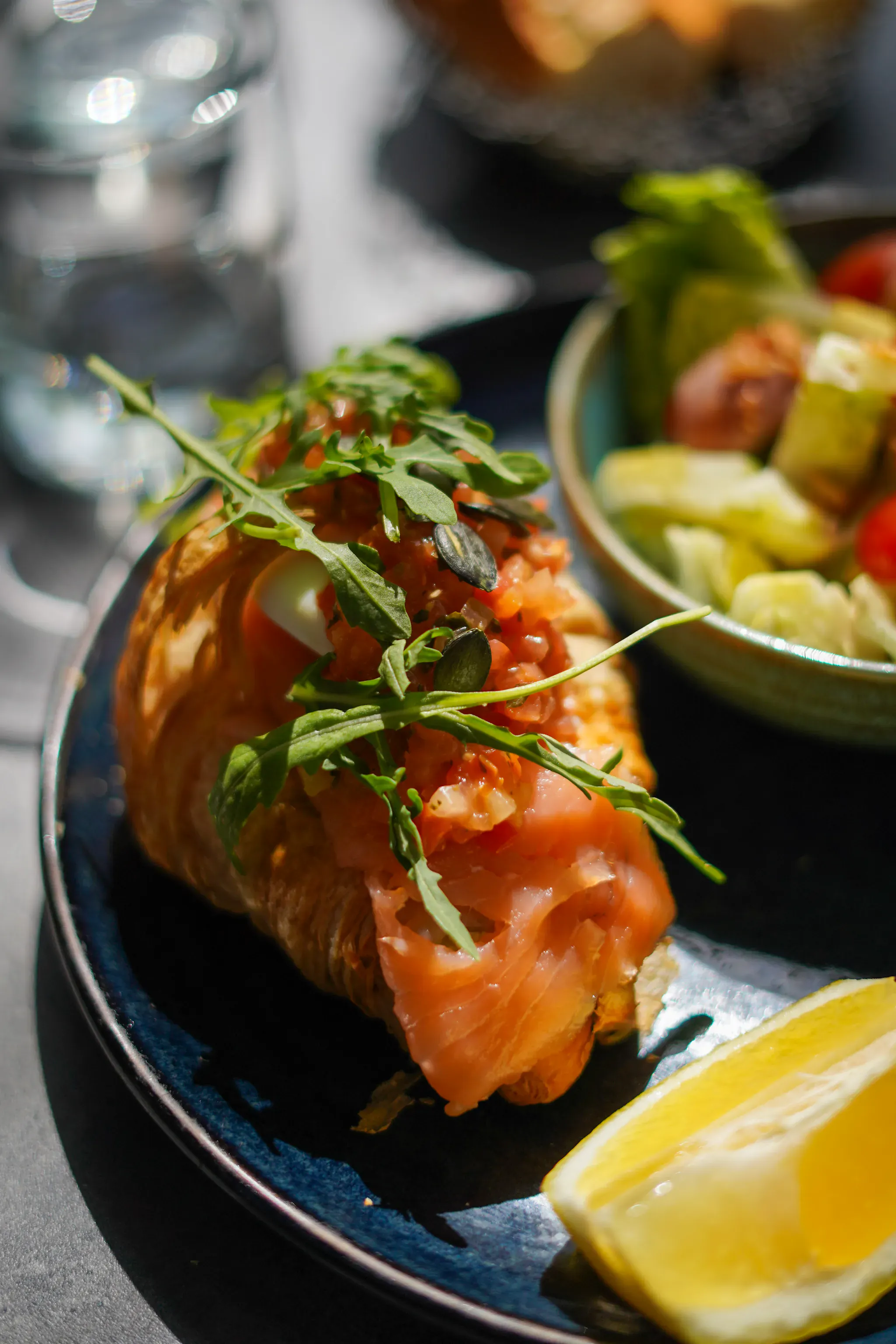 Tartine de saumon fumé, tartare de tomates et roquette, préparée à la minute