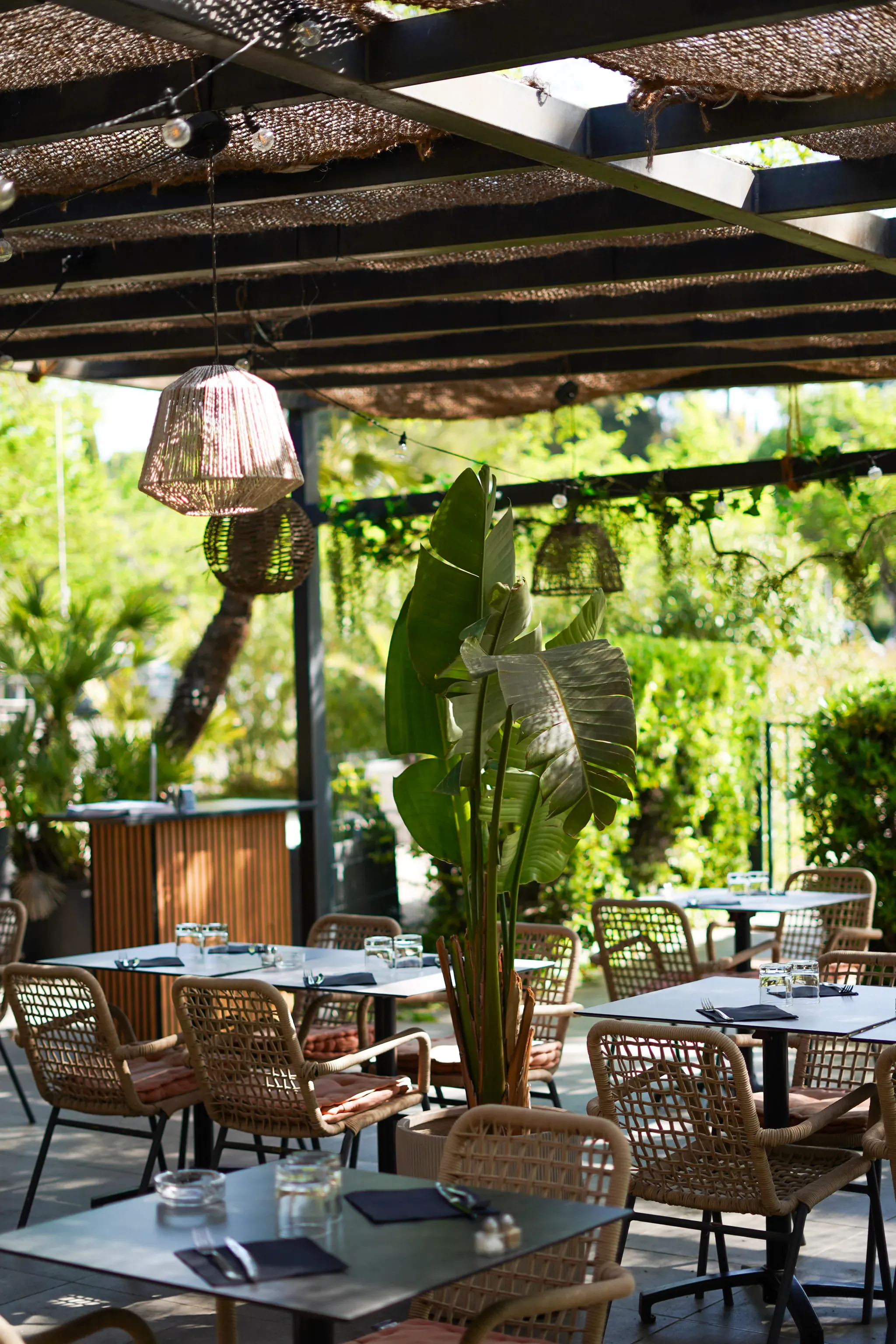 Terrasse dressée du Millésime à Vitrolles, prête à accueillir un groupe