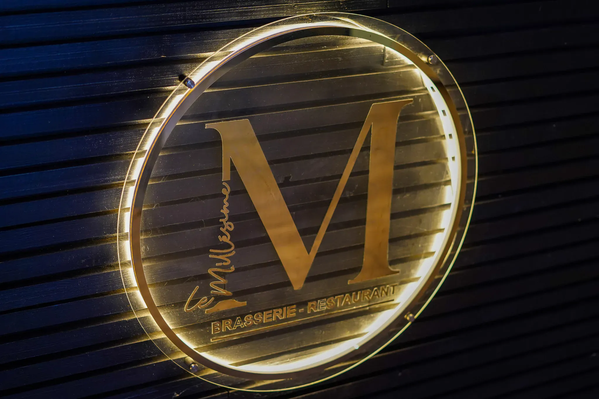 Enseigne lumineuse dorée de la Brasserie Le Millésime à Vitrolles