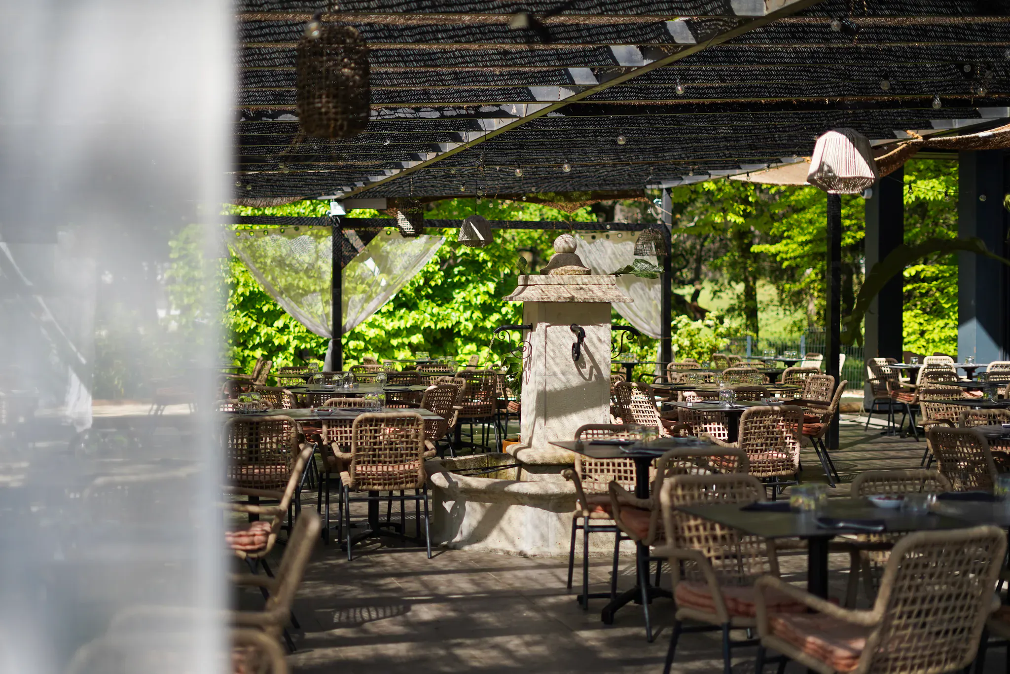 La terrasse verdoyante du Millésime, à quelques minutes du vieux village de Vitrolles