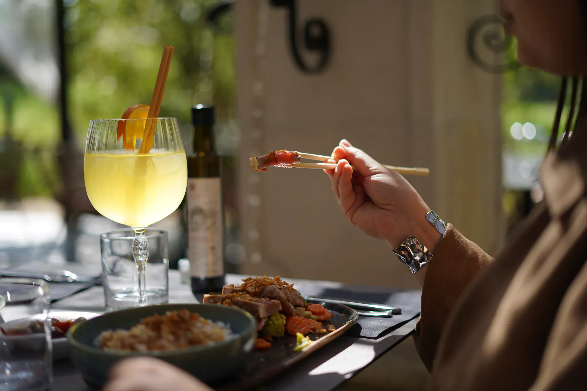 Terrasse ensoleillée de la Brasserie Le Millésime à Vitrolles