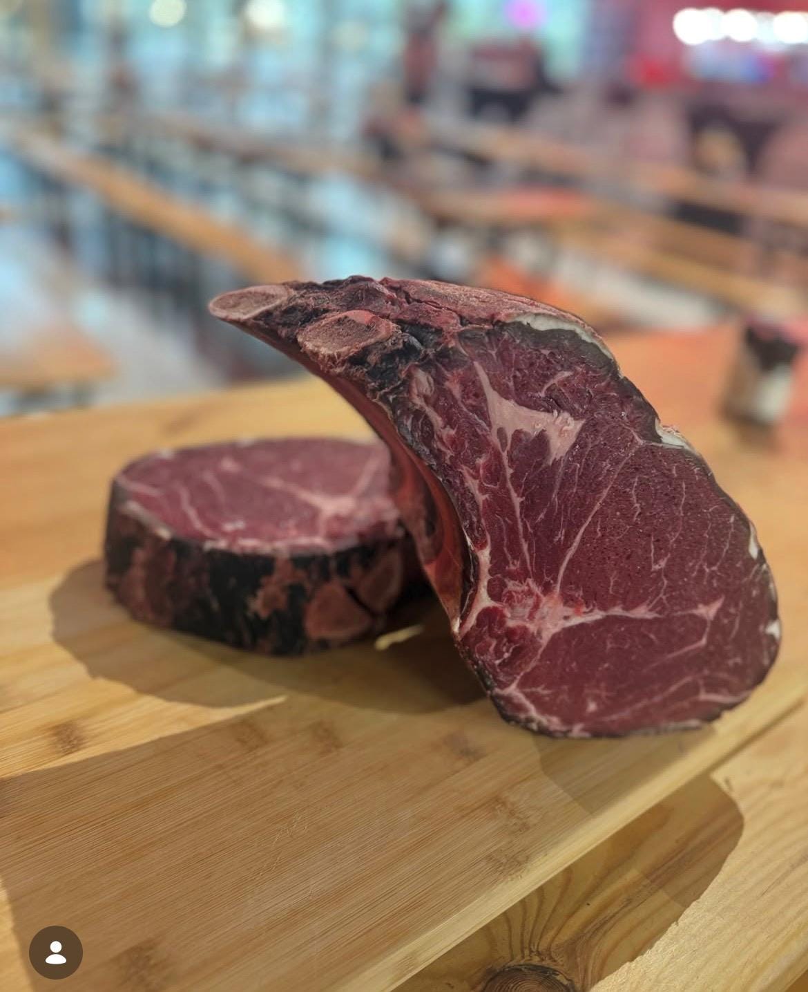 Côte de bœuf maturée et filet sur planche en bois