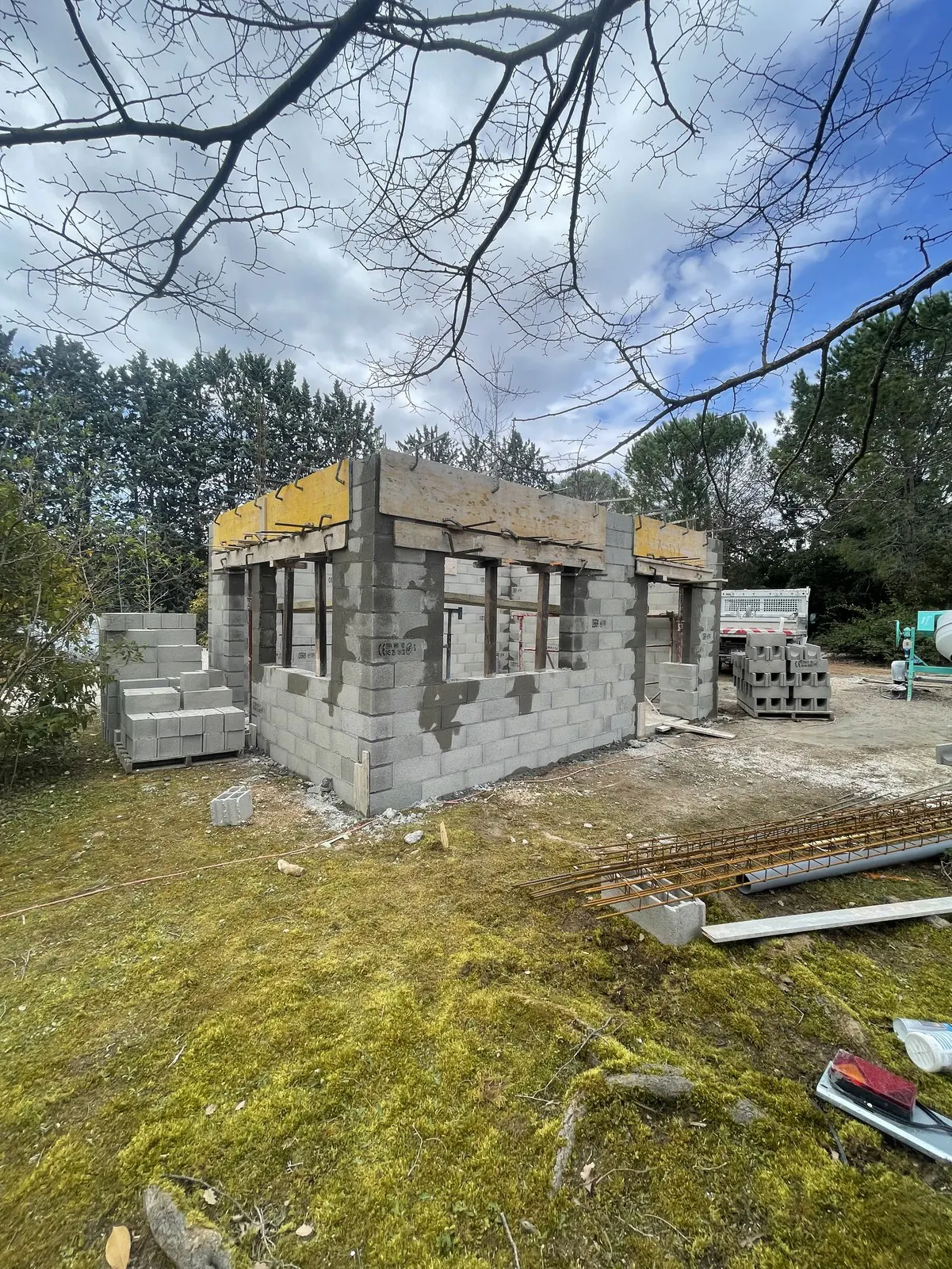 Murs de l'annexe montés en parpaing