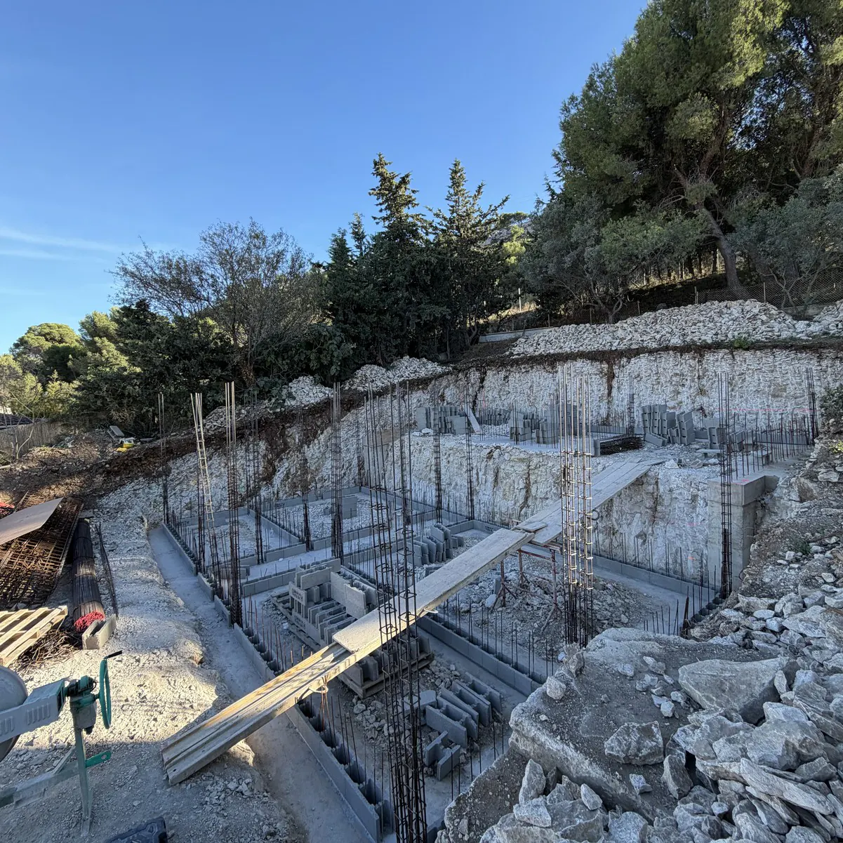 Semelles ferraillées dans les fouilles, Châteauneuf-les-Martigues